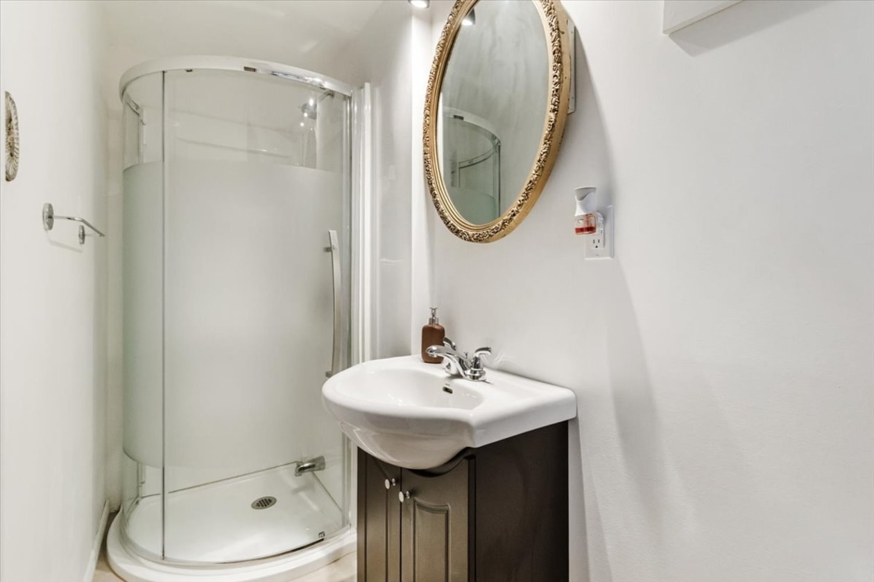 Salle de bains — 12796 Rue Charny, Montréal