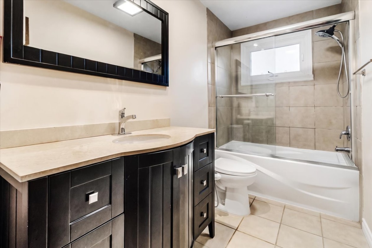 Salle de bains — 12796 Rue Charny, Montréal