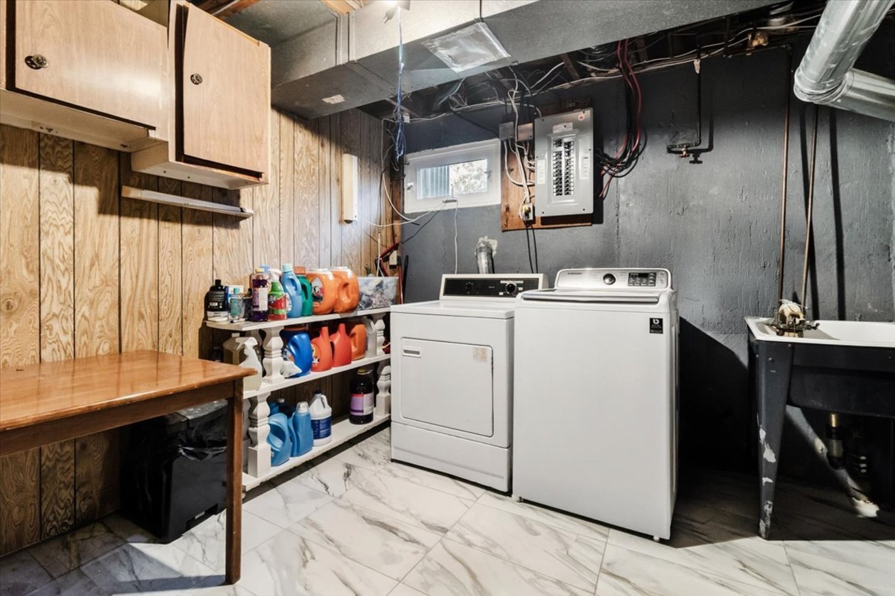 Salle de lavage — 12796 Rue Charny, Montréal