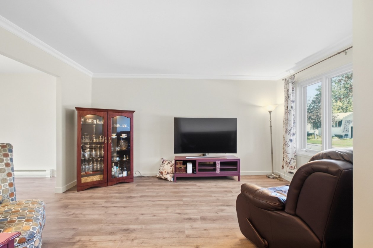 Salon — 939 Rue de la Seine, Boucherville