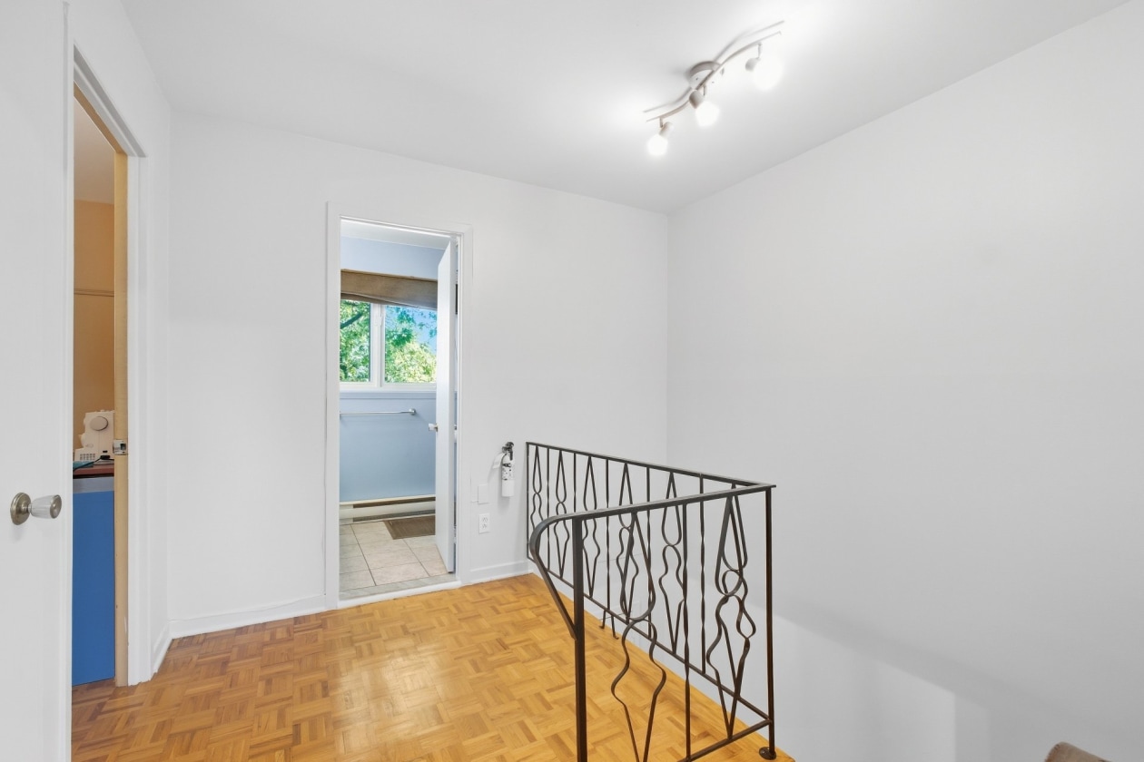 Corridor — 939 Rue de la Seine, Boucherville