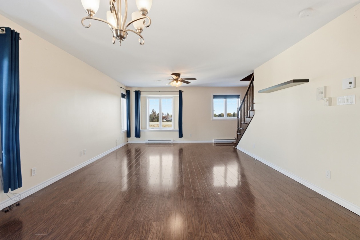 Salon — 1076 Boul. Sir-Wilfrid-Laurier, Mont-Saint-Hilaire
