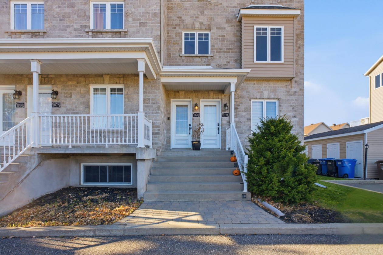 Entrée extérieure — 1076 Boul. Sir-Wilfrid-Laurier, Mont-Saint-Hilaire