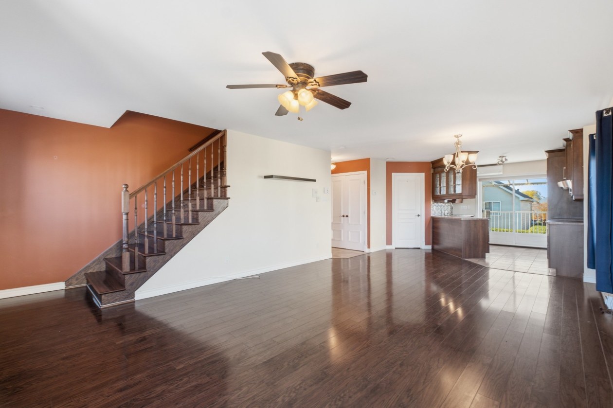 Salon — 1076 Boul. Sir-Wilfrid-Laurier, Mont-Saint-Hilaire