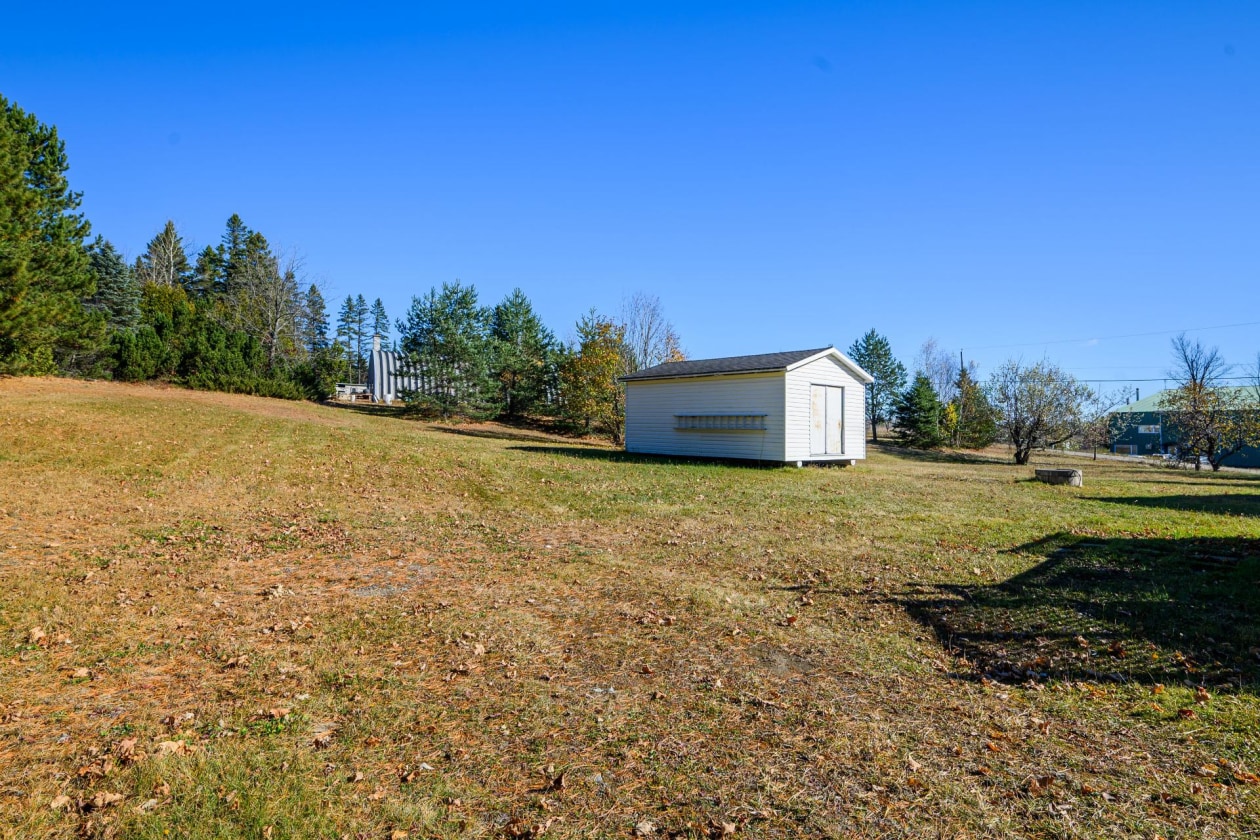 Cour — 175 Route 293 N., Saint-Jean-de-Dieu