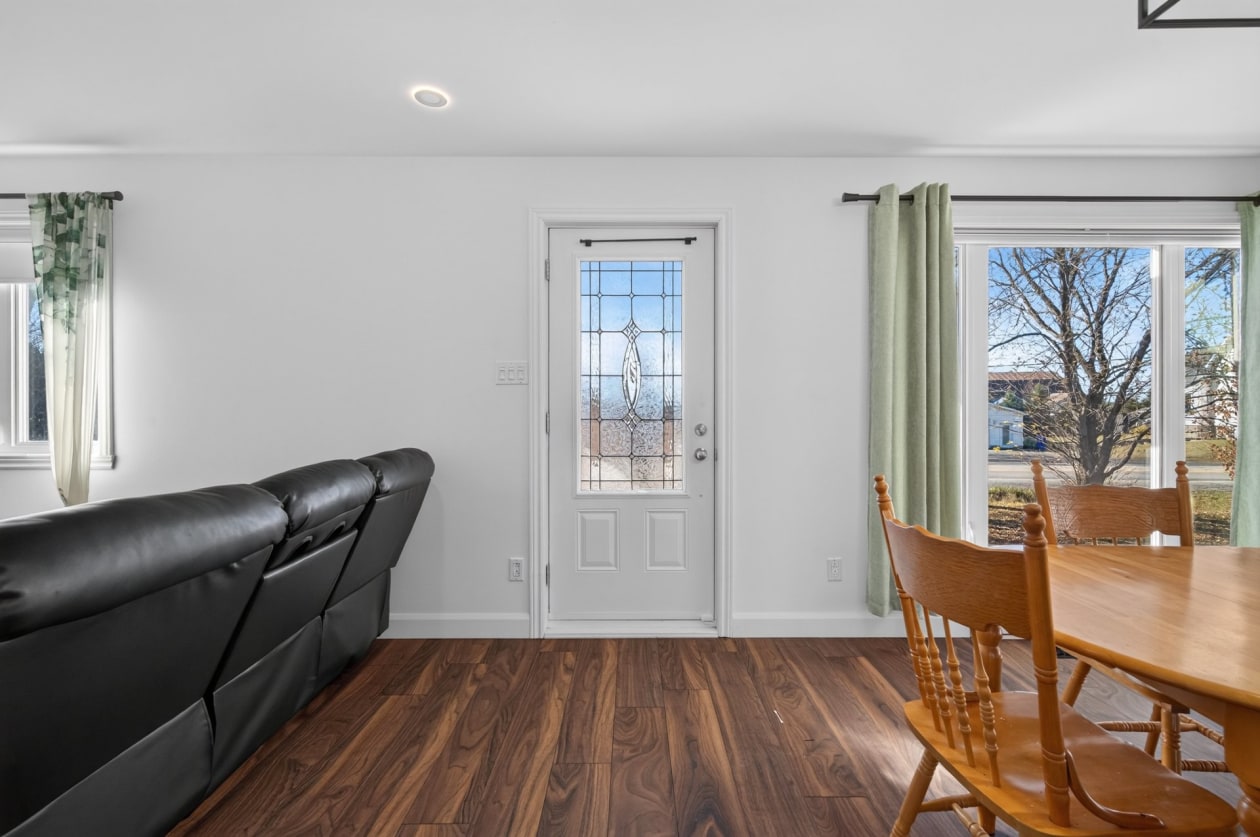 Salon — 175 Route 293 N., Saint-Jean-de-Dieu