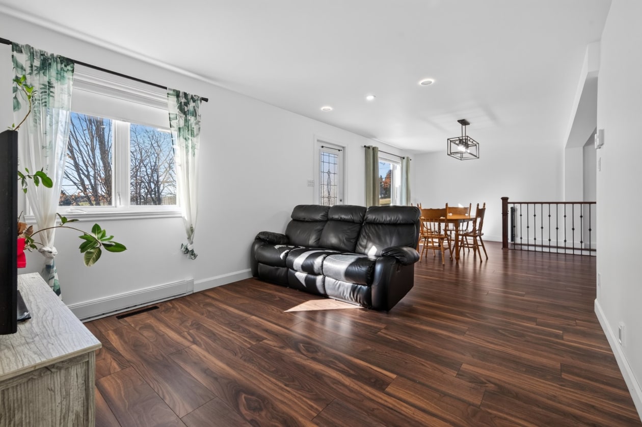 Salon — 175 Route 293 N., Saint-Jean-de-Dieu