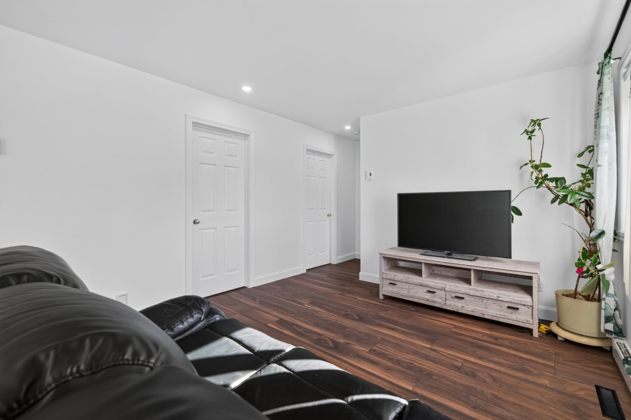Salon — 175 Route 293 N., Saint-Jean-de-Dieu