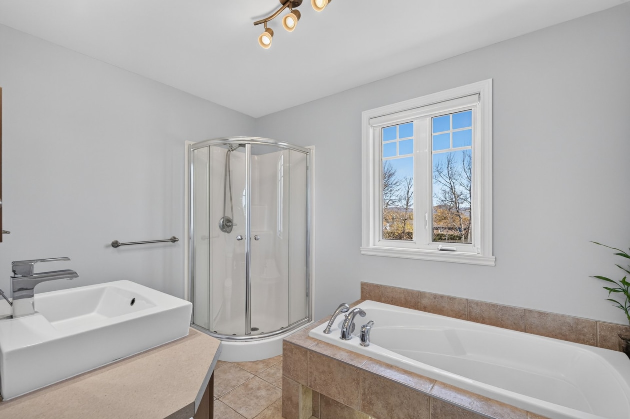 Salle de bains — 13937 Rue Picasso, Québec