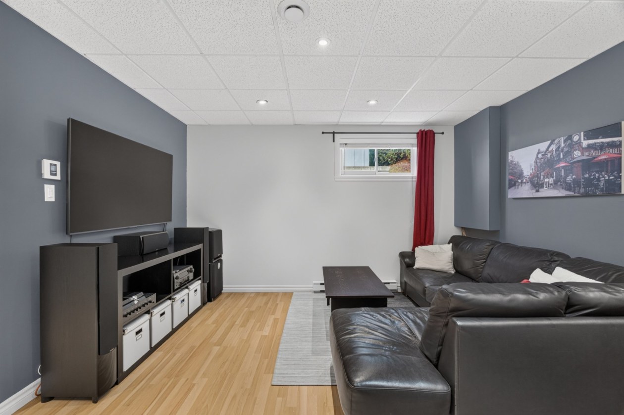 Salle familiale — 13937 Rue Picasso, Québec
