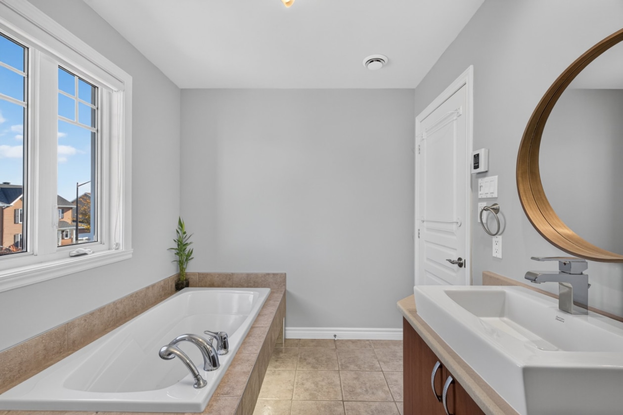 Salle de bains — 13937 Rue Picasso, Québec