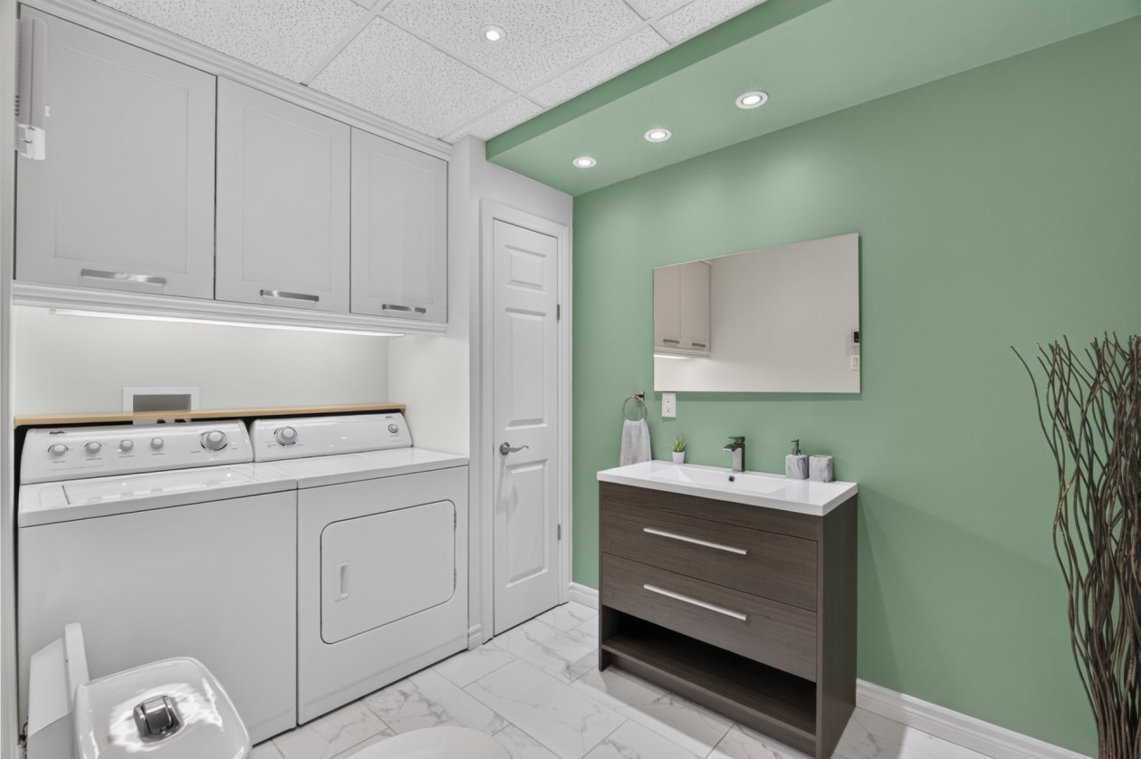 Salle de bains — 13937 Rue Picasso, Québec