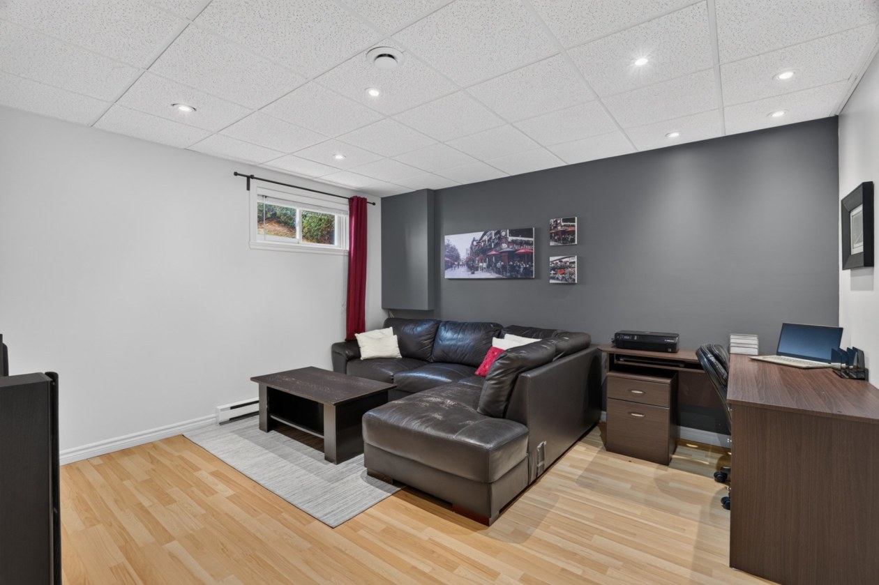 Salle familiale — 13937 Rue Picasso, Québec