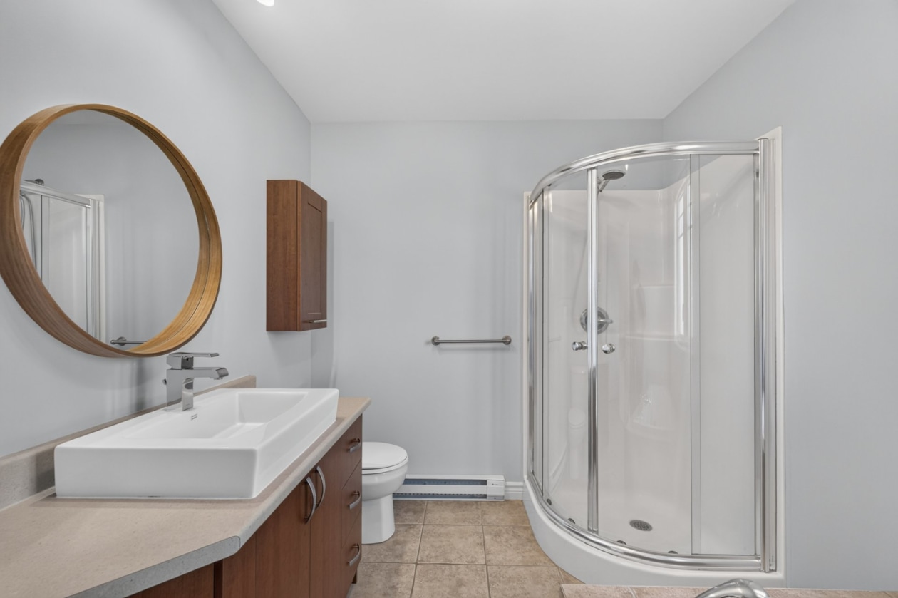 Salle de bains — 13937 Rue Picasso, Québec