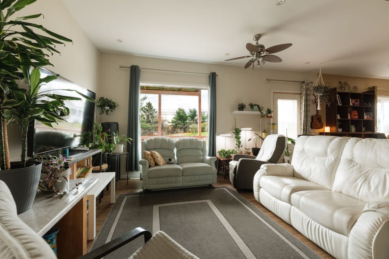 Salon — 5911 - 5913 Av. du Pont N., Alma