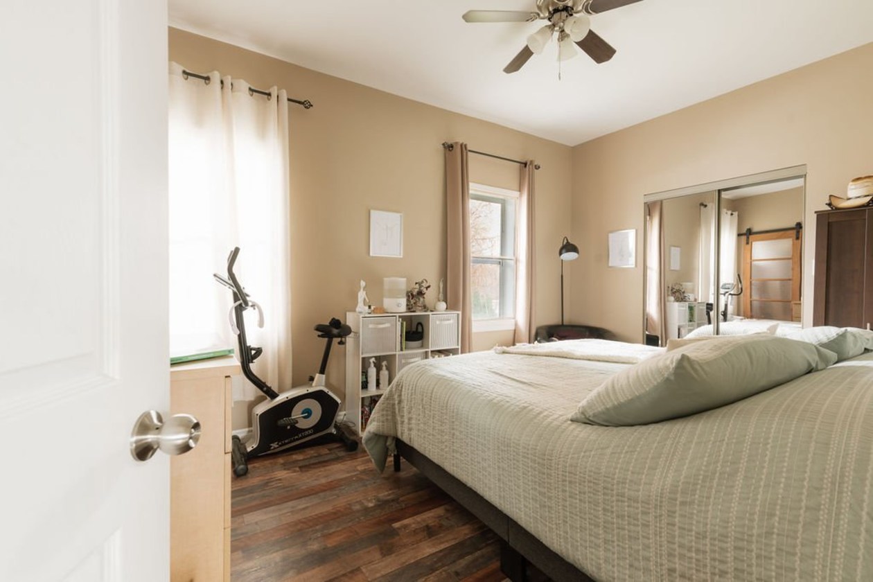 Chambre à coucher — 5911 - 5913 Av. du Pont N., Alma