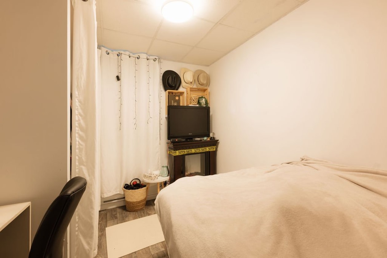 Chambre à coucher — 5911 - 5913 Av. du Pont N., Alma