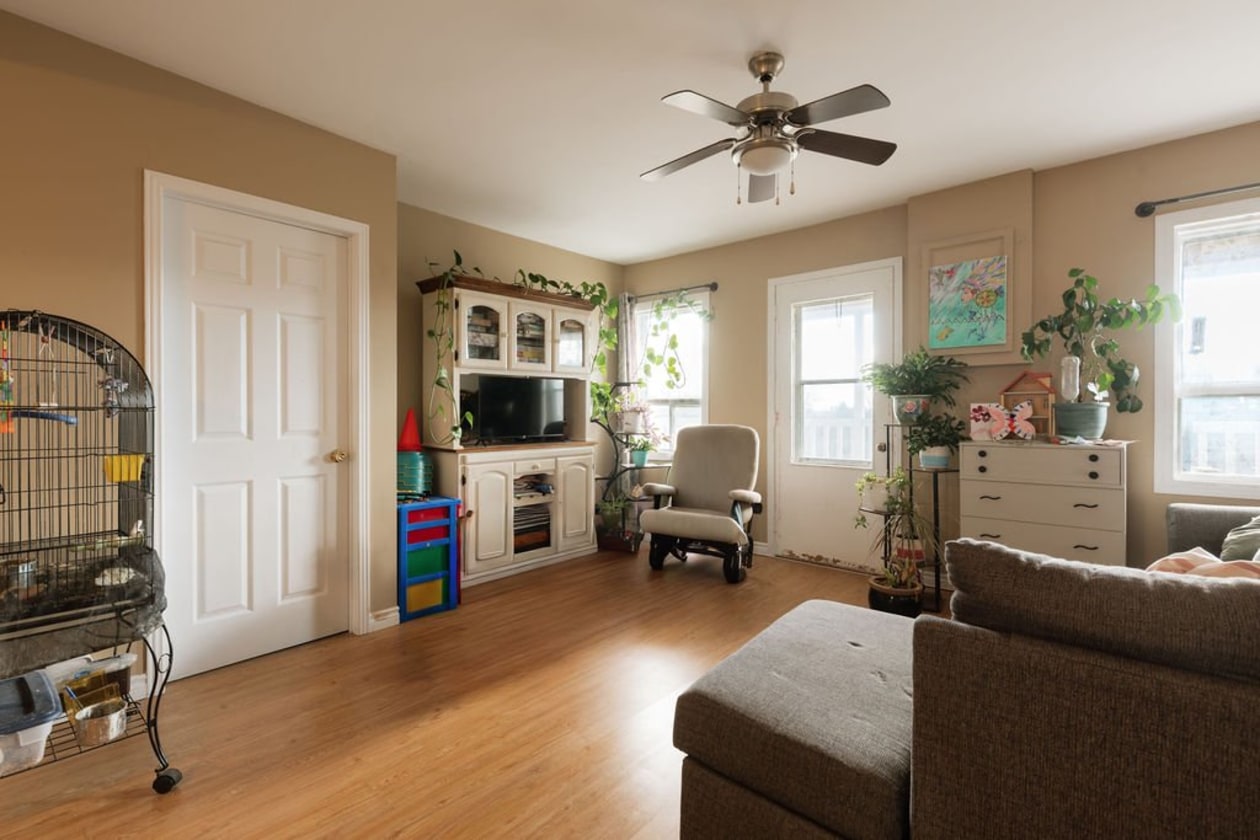 Salon — 5911 - 5913 Av. du Pont N., Alma