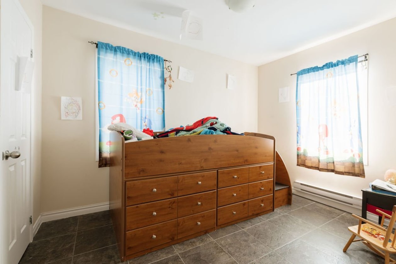 Chambre à coucher — 5911 - 5913 Av. du Pont N., Alma