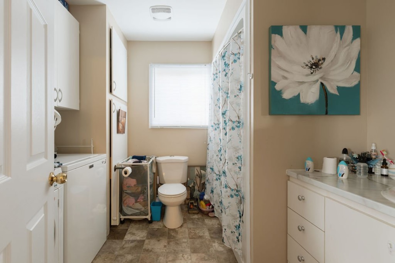 Salon — 5911 - 5913 Av. du Pont N., Alma