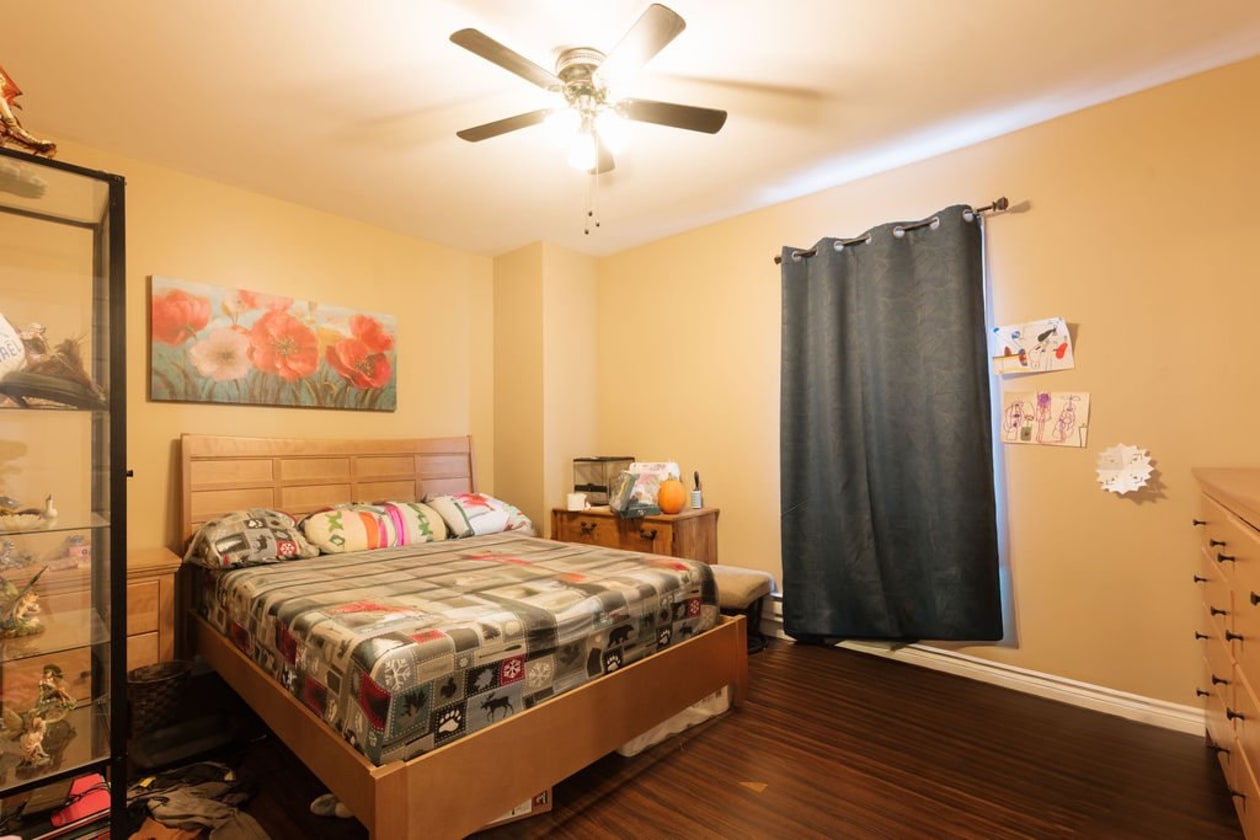 Chambre à coucher — 5911 - 5913 Av. du Pont N., Alma