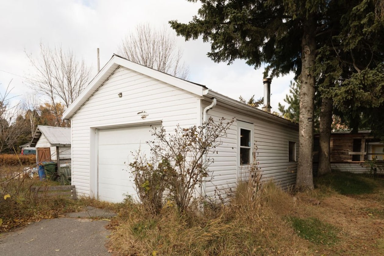 Garage — 5911 - 5913 Av. du Pont N., Alma