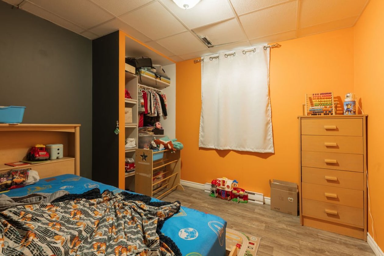 Chambre à coucher — 5911 - 5913 Av. du Pont N., Alma