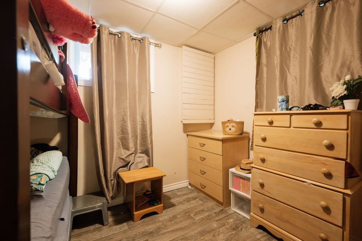 Chambre à coucher — 5911 - 5913 Av. du Pont N., Alma