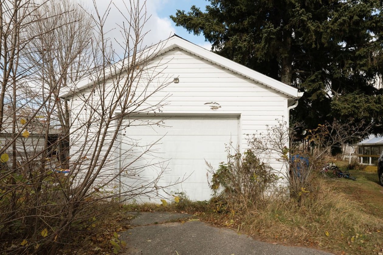 Garage — 5911 - 5913 Av. du Pont N., Alma