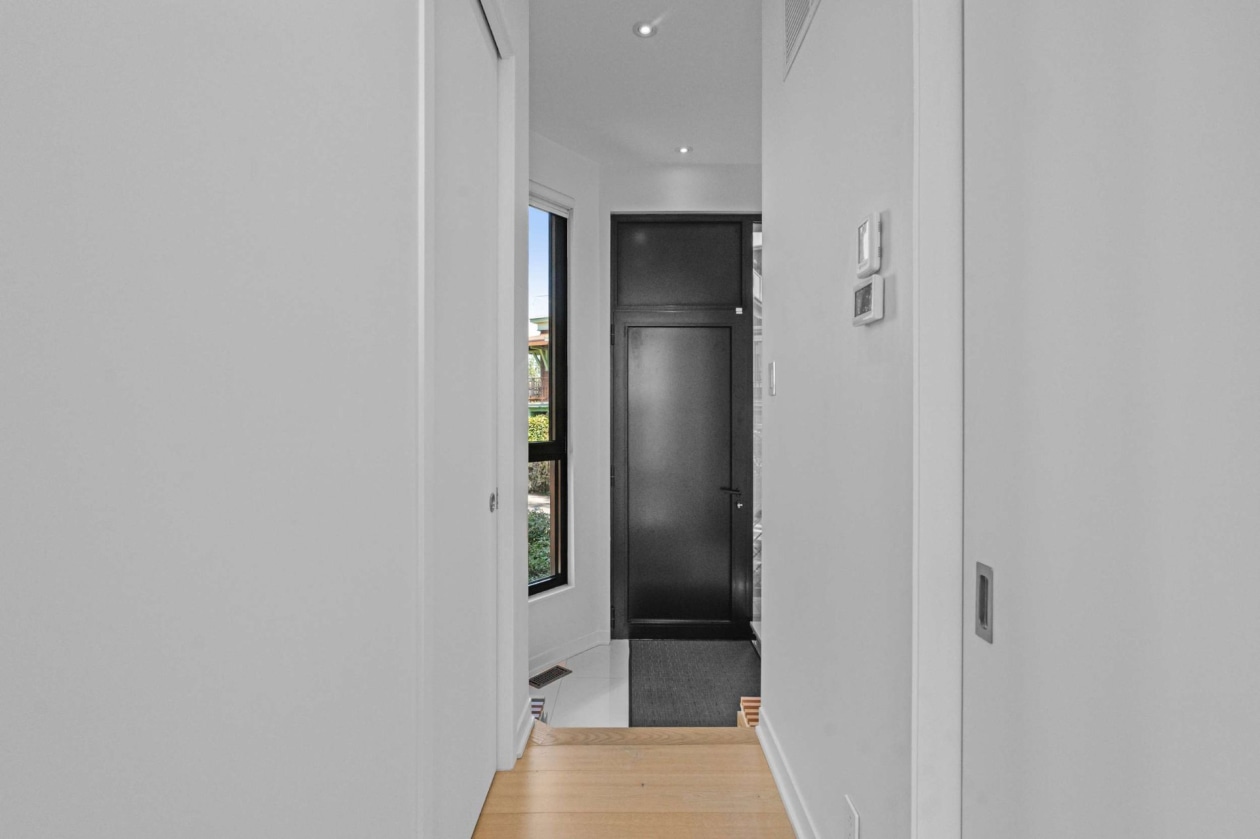 Corridor — 30 Rue McLaughlin, Montréal