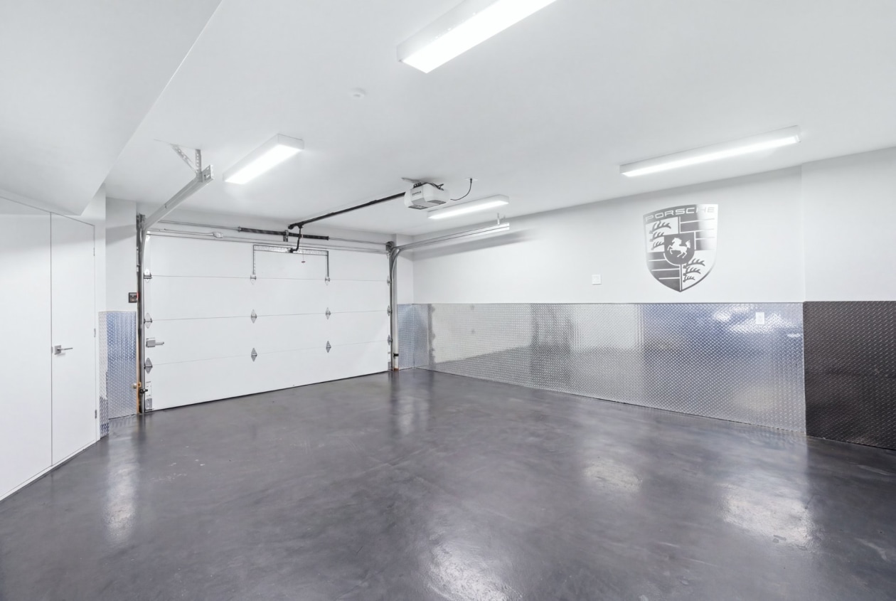 Garage — 30 Rue McLaughlin, Montréal