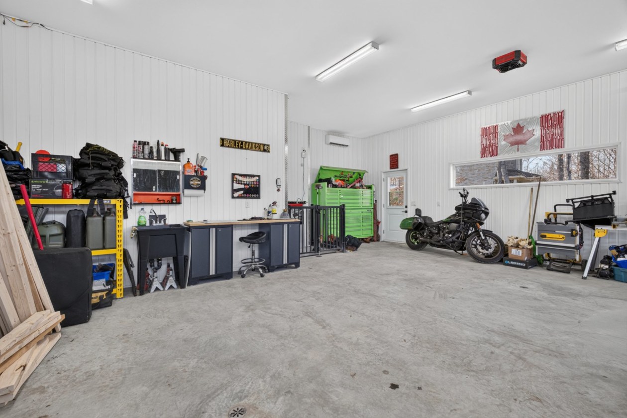 Garage — 62 Rue Elm, Shannon