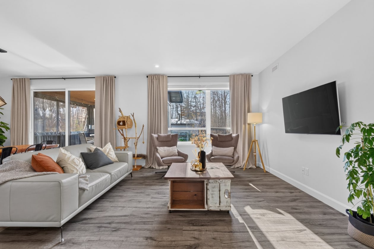 Salon — 62 Rue Elm, Shannon