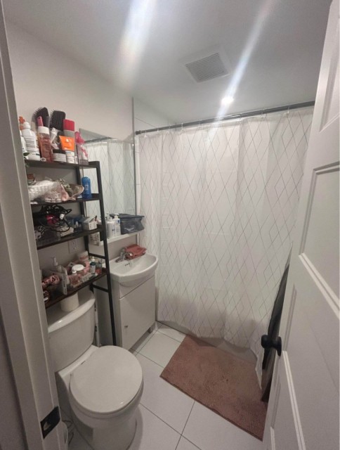 Salle de bains — 2-861 Rue Jean-Béliveau, 2, Longueuil, J4J 3B9, Longueuil