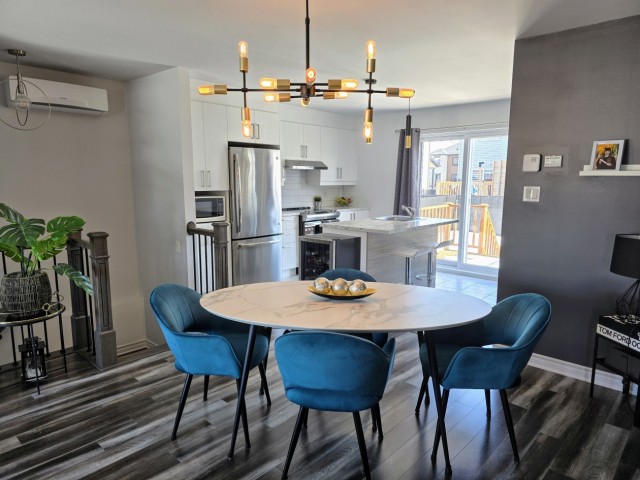 Salle à manger — 892 Av De La Traversée, Salaberry-de-Valleyfield, J6S 0N4, Salaberry-de-Valleyfield