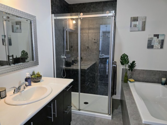 Salle de bains — 892 Av De La Traversée, Salaberry-de-Valleyfield, J6S 0N4, Salaberry-de-Valleyfield