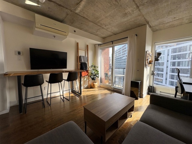Salon — 225 Rue De La Montagne, 715, Montréal, H3C 2A6, Montréal