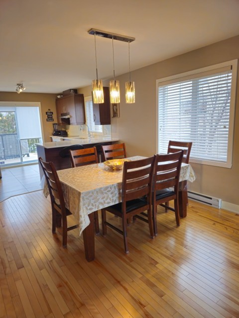 Salle à manger — 7904 Boul. Lévesque E., Laval, H7A 1T7, Laval