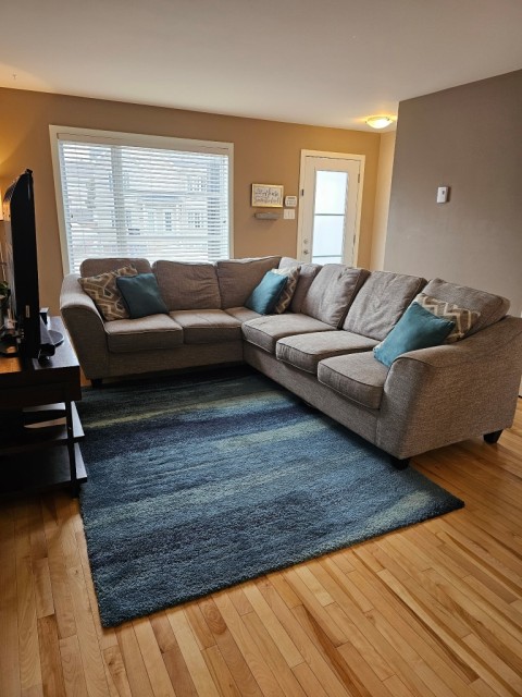 Salon — 7904 Boul. Lévesque E., Laval, H7A 1T7, Laval