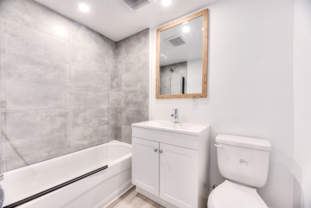 Salle de bains — 2660 Rue Goyer, 203, Montréal, H3S 1H3, Montréal