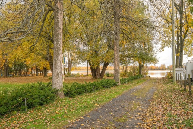 Bord de l'eau — 71 9E Ave, Saint-Paul-de-l'Île-Aux-Noix, J0J 1G0, Saint-Paul-de-l'Île-Aux-Noix