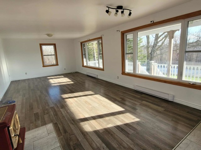 Salon — 104 Rte 237 S, Frelighsburg, J0J 1C0, Frelighsburg