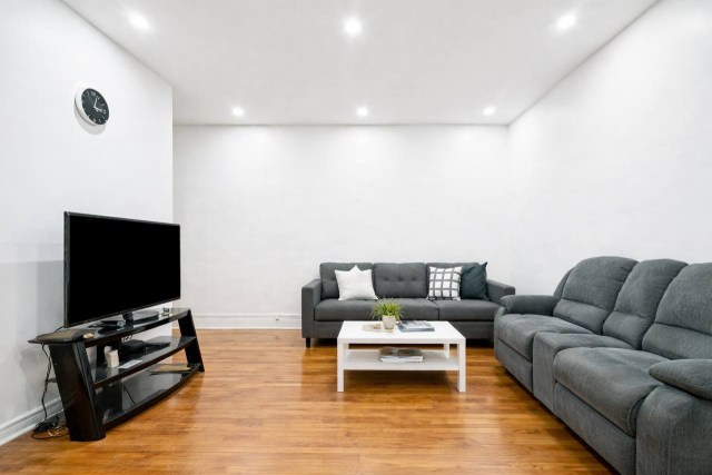 Salon — 6990 - 6992, Av. Bloomfield, Montréal (Villeray/Saint-Michel/Parc-Extension), H3N2G8, Montréal (Villeray/Saint-Michel/Parc-Extension)