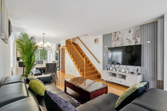 Salon — 12, Rue Marchand, Saint-Constant, J5A1B3, Saint-Constant