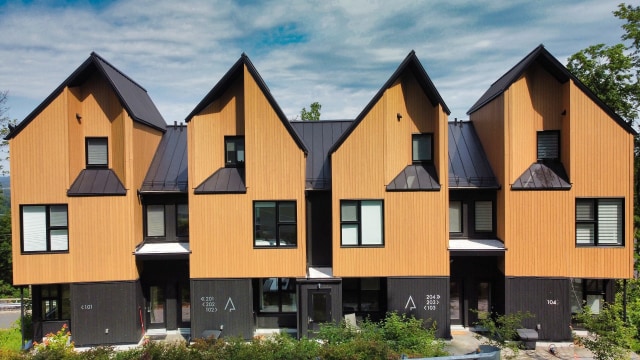 Façade — 281, Ch. des Diligences, 102, Bromont, J2L0R2, Bromont