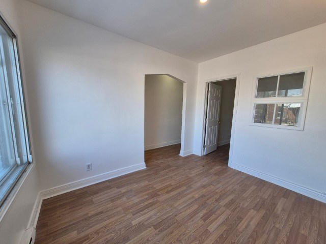 Salon — 2904, Rue Allard, Montréal (Le Sud-Ouest), H4E2M3, Montréal (Le Sud-Ouest)