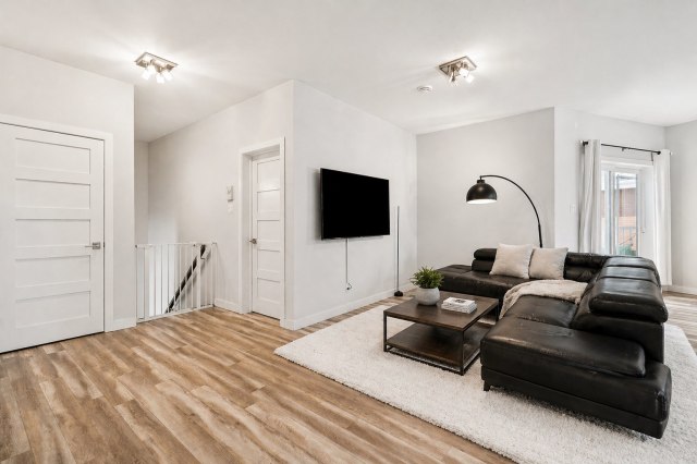 Salon — 147B, Boul. Ste-Rose, Laval (Sainte-Rose), H7L1L2, Laval (Sainte-Rose)