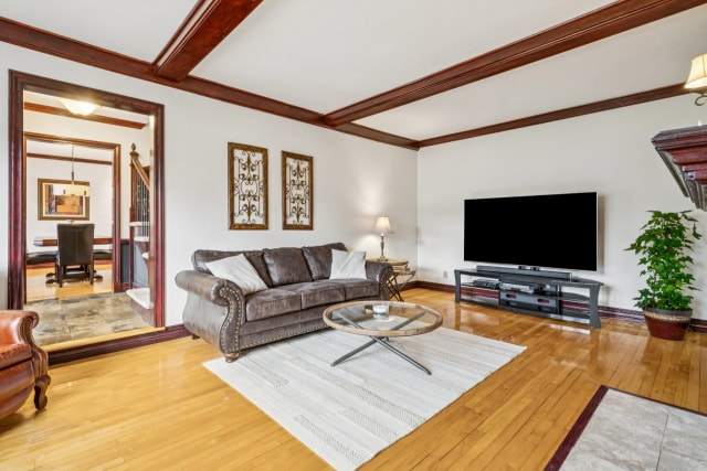 Salon — 3325, Rue Dawes, Montréal (Lachine), H9T1W5, Montréal (Lachine)