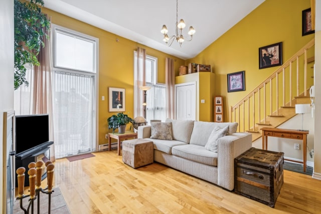 Salon — 690, 36e Avenue, Montréal (Lachine), H8T3N9, Montréal (Lachine)