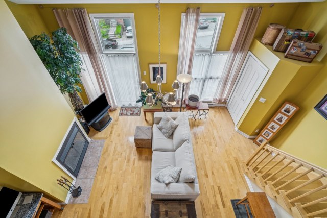 Salon — 690, 36e Avenue, Montréal (Lachine), H8T3N9, Montréal (Lachine)